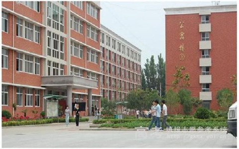 成都指南針職業(yè)技術(shù)學(xué)校建筑工地施工